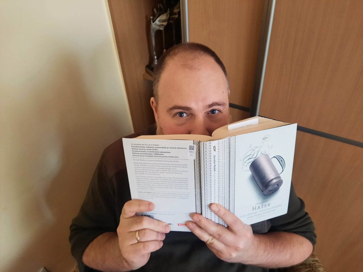 Selfie z książką: “Losy dobrego żołnierza Szwejka czasu wojny światowej” Jaroslav Hašek