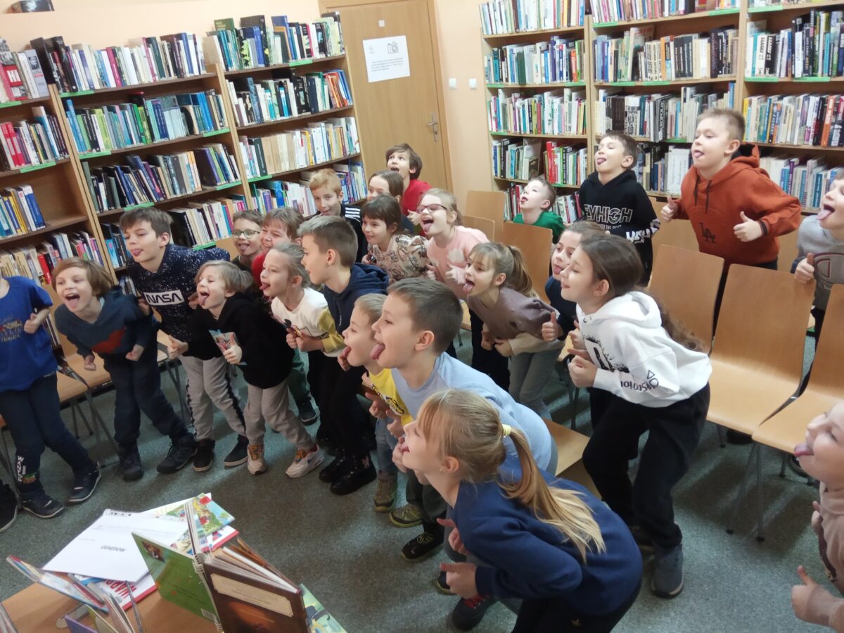 Uczniowie Szkoły Podstawowej nr 12 odwiedzili pobliską filię biblioteki