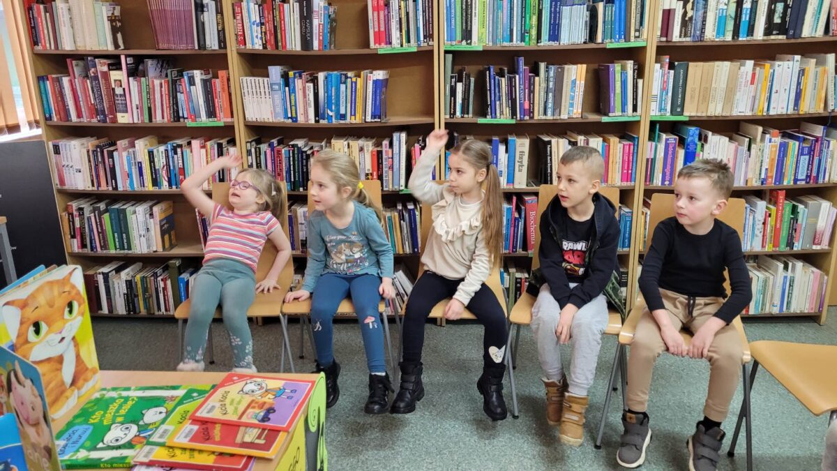 Przedszkolaki odwiedziły bibliotekę na Winiarach