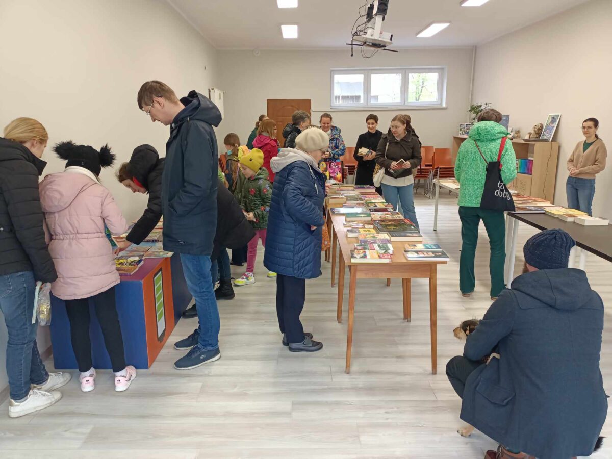 Ogromne zainteresowanie sąsiadów wymianą książkową w Domu pod Sówką