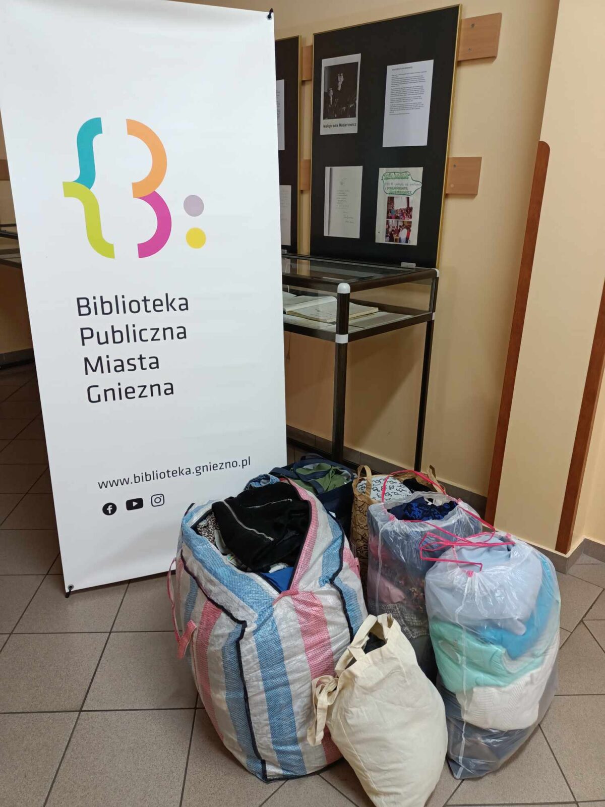 Biblioteka włączyła się w charytatywną zbiórkę odzieży